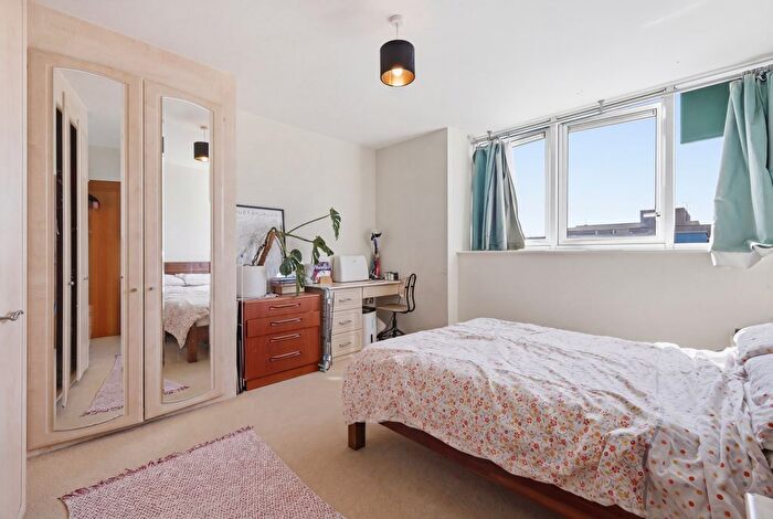 1 Bedroom Flat For Sale In Romford Road, London, E15