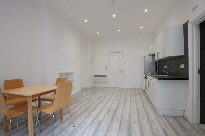 Flat To Rent In Park Avenue, Willesden, NW2