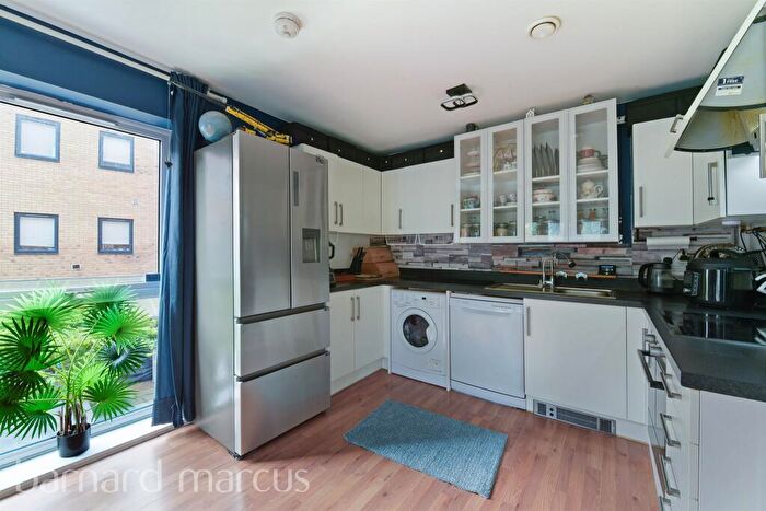 2 Bedroom Flat For Sale In Felnex Avenue, Wallington, SM6