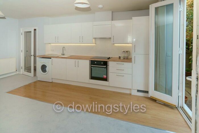 1 Bedroom Flat To Rent In Styles Court, Walton Road, East Molesey, Surrey, KT8