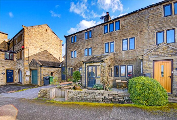 3 Bedroom End Of Terrace House For Sale In Top O'Th' Bank, Thurstonland, HD4