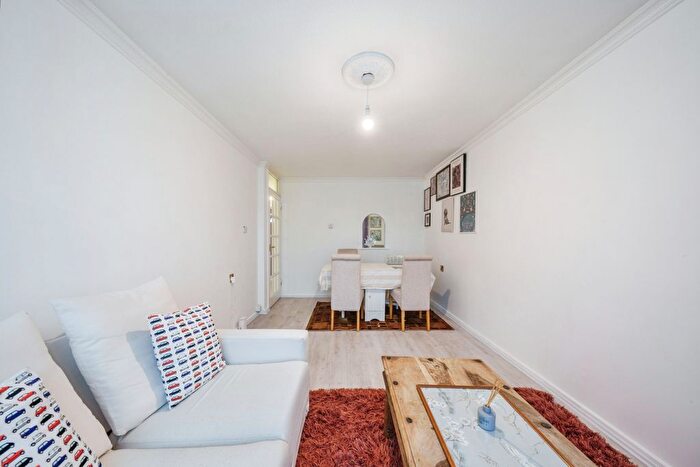 1 Bedroom Flat For Sale In Defoe Way, Romford, RM5