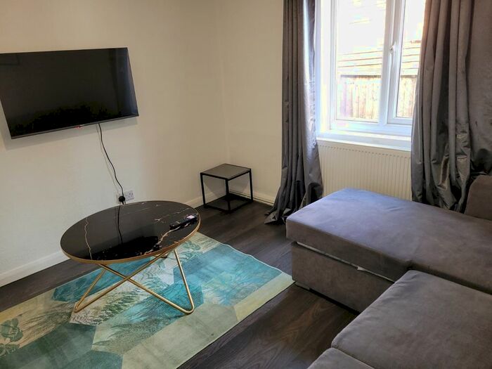 1 Bedroom Flat To Rent In Hamlet Court Road, Westcliff-On-Sea, SS0