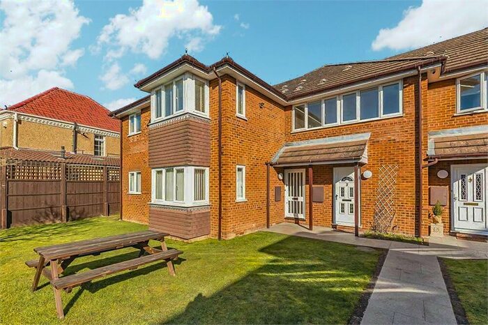 1 Bedroom Flat For Sale In Pinstone Way, Gerrards Cross, SL9