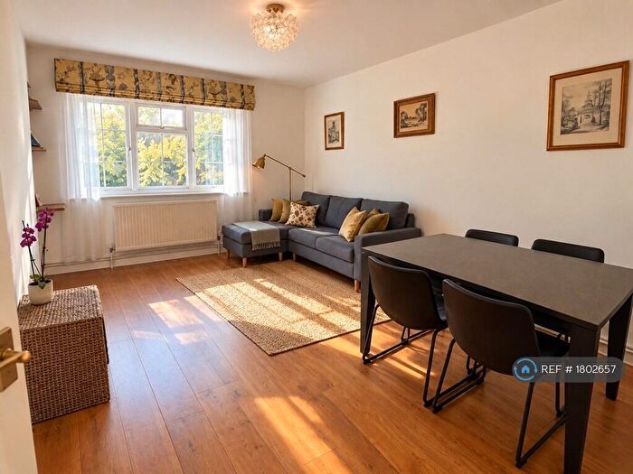2 Bedroom Flat To Rent In Royal Oak Court, London, N1
