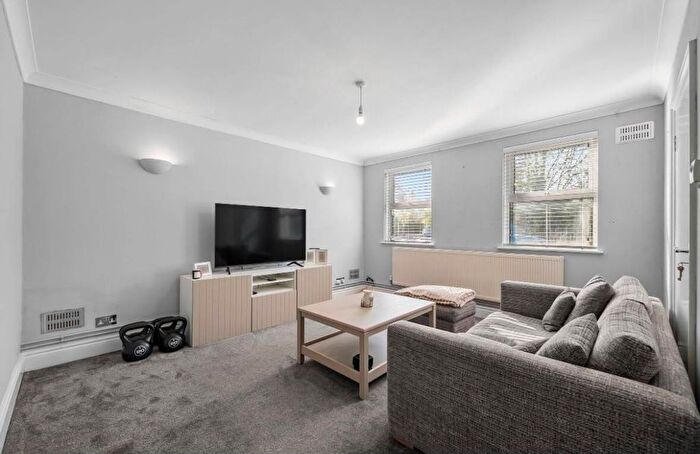 1 Bedroom Maisonette For Sale In Station Road, Addlestone, Surrey, KT15
