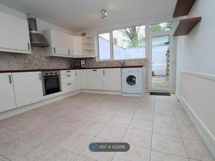 3 Bedroom End Of Terrace House To Rent In Malvern Road, Leicester, LE2