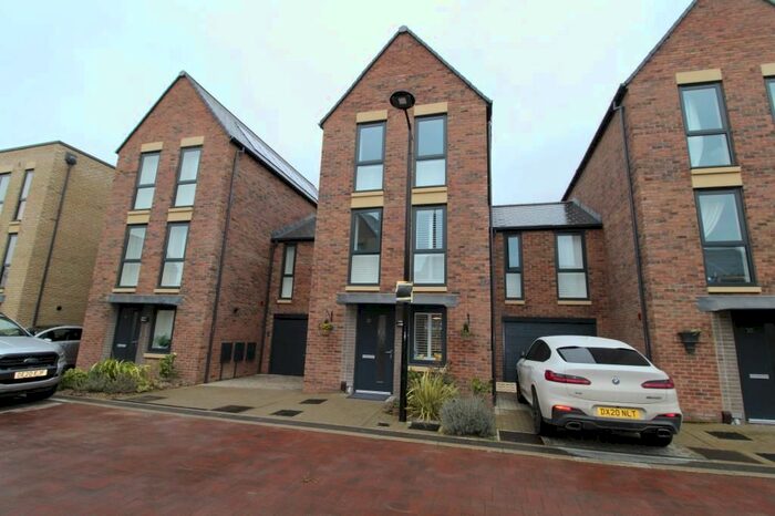 4 Bedroom Town House To Rent In Ploughman Way, Trumpington, Cambridge, Cambridgeshire, CB2