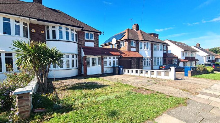 4 Bedroom Semi Detached House For Sale In Knoll Drive, Southgate, N14