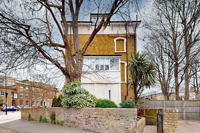 2 Bedroom Maisonette For Sale In Southgate Road, London, N1