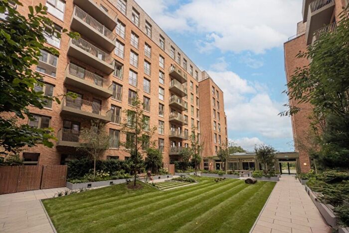 3 Bedroom Apartment To Rent In Parkview Avenue, London, NW2