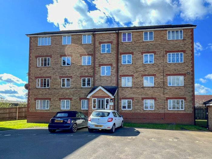 2 Bedroom Flat To Rent In Village Close, Hoddesdon, EN11