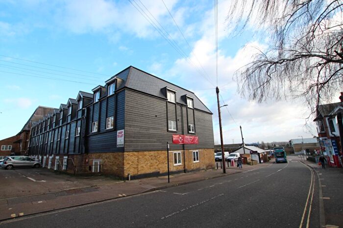 2 Bedroom Flat To Rent In Brewery Road, Hoddesdon, EN11