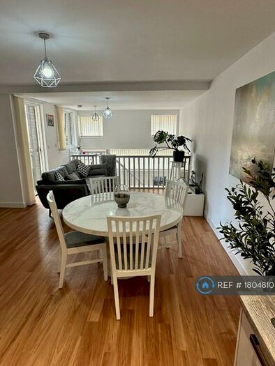 2 Bedroom Flat To Rent In Hawthorn House, London, SE16