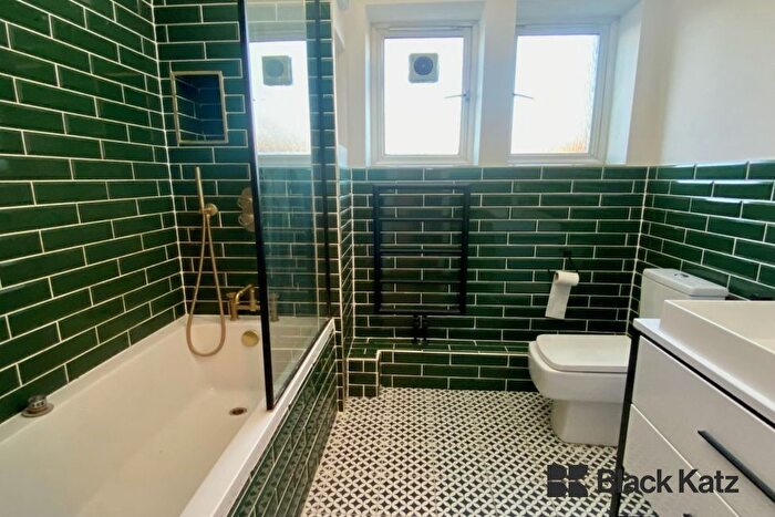 3 Bedroom Flat To Rent In Dagnall Street, London, SW11