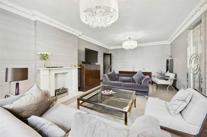 3 Bedroom Flat To Rent In Rutland Gate, London, SW7