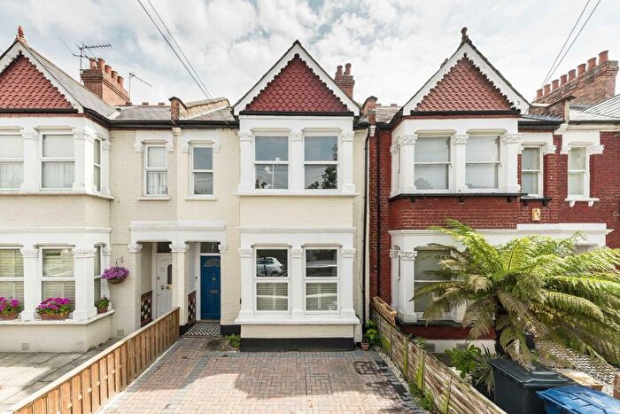 3 Bedroom Flat To Rent In Maldon Road, Acton, W3