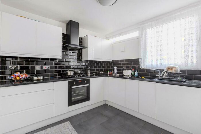 3 Bedroom Maisonette To Rent In Shrubland Road, London, E8