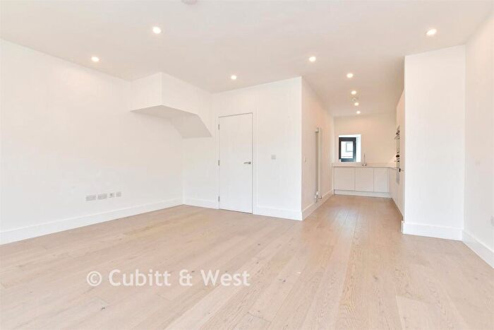 2 Bedroom Apartment For Sale In Croydon Road, Caterham, Surrey, CR3