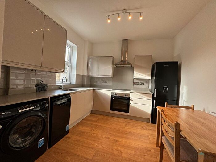 2 Bedroom Flat To Rent In Queen Anne's Place, Bush Hill Park, EN1