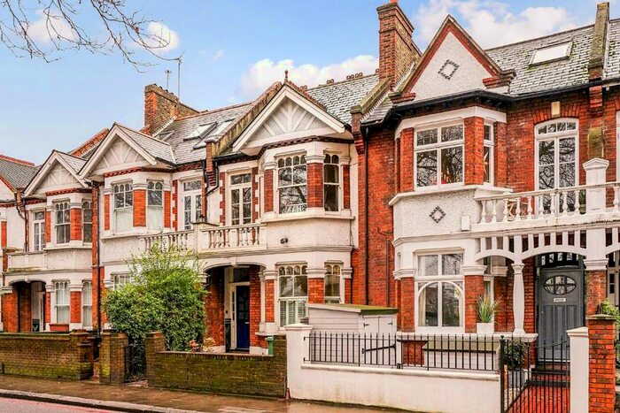 2 Bedroom Flat To Rent In Clapham Common West Side, London, SW4