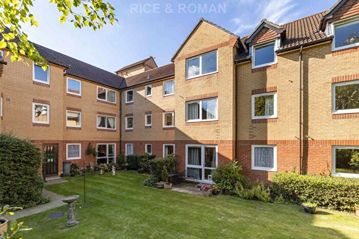 1 Bedroom Flat For Sale In Badgers Court, Epsom, KT17