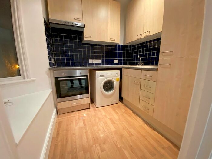 2 Bedroom Flat To Rent In The Gardens, East Dulwich, London, SE22