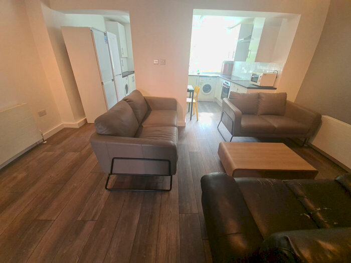 6 Bedroom House To Rent In St. Annes Drive, Leeds, LS4