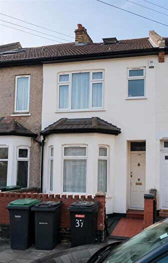 Studio To Rent In Dawlish Road, Tottenham, London, N17