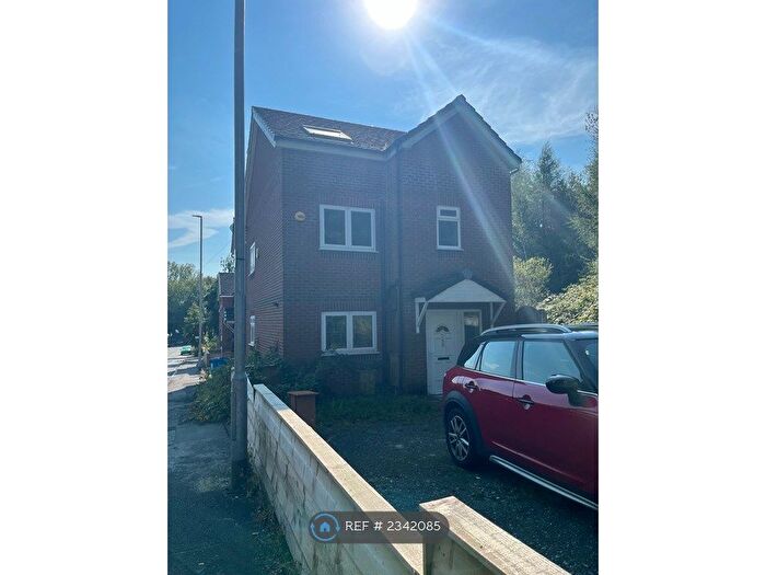 4 Bedroom Semi-Detached House To Rent In Roundthorn Road, Oldham, OL4