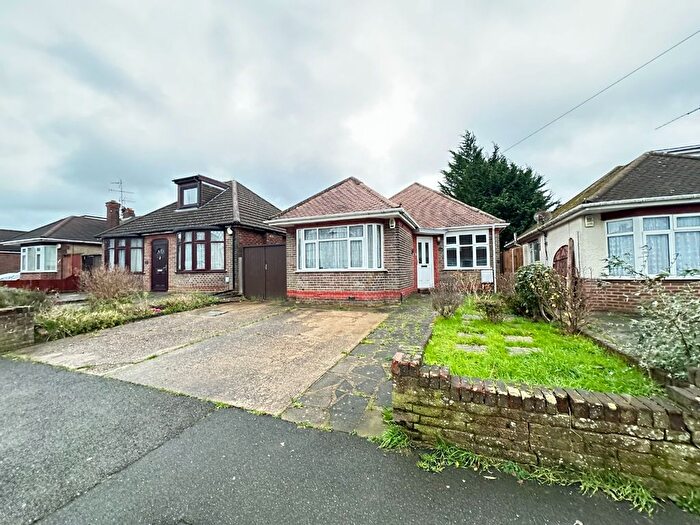 3 Bedroom Detached Bungalow To Rent In Turners Road North, Luton, Bedfordshire, LU2