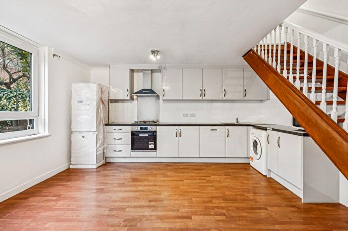 4 Bedroom Property To Rent In Blomfield Court, Westbridge Road, SW11