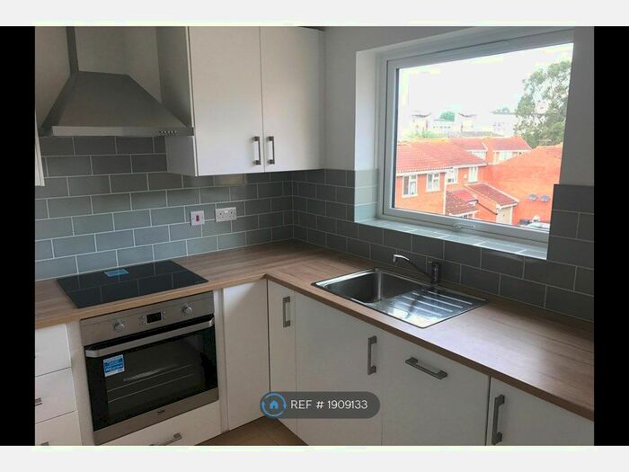 2 Bedroom Flat To Rent In Trotwood, Chigwell, IG7