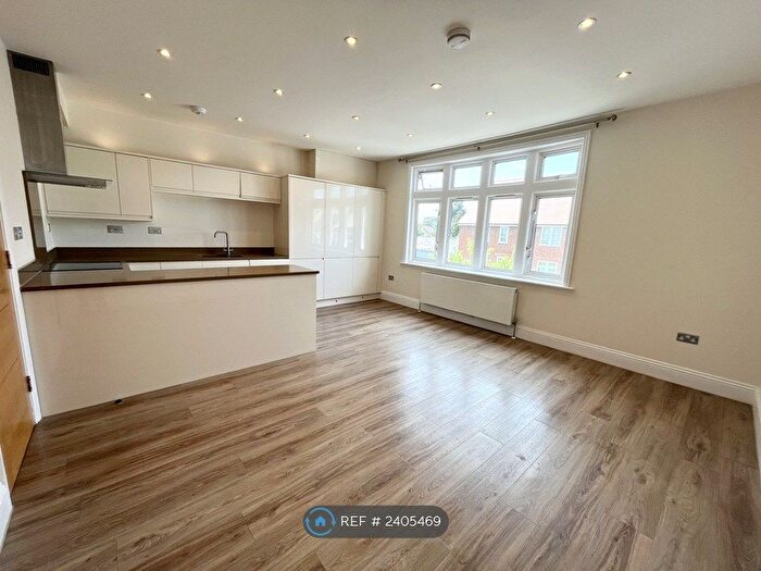 2 Bedroom Flat To Rent In Green Lanes, London, N21