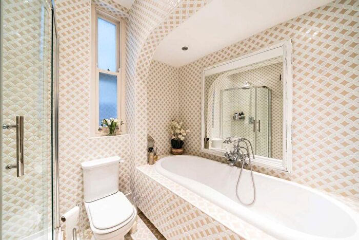 2 Bedroom Flat For Sale In Parklands, Surbiton, KT5