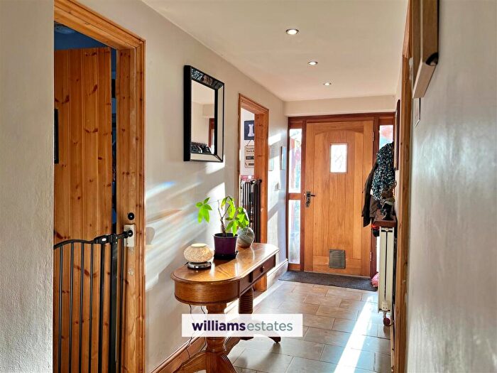 4 Bedroom Detached House For Sale In Ochr Y Bryn, Henllan, LL16