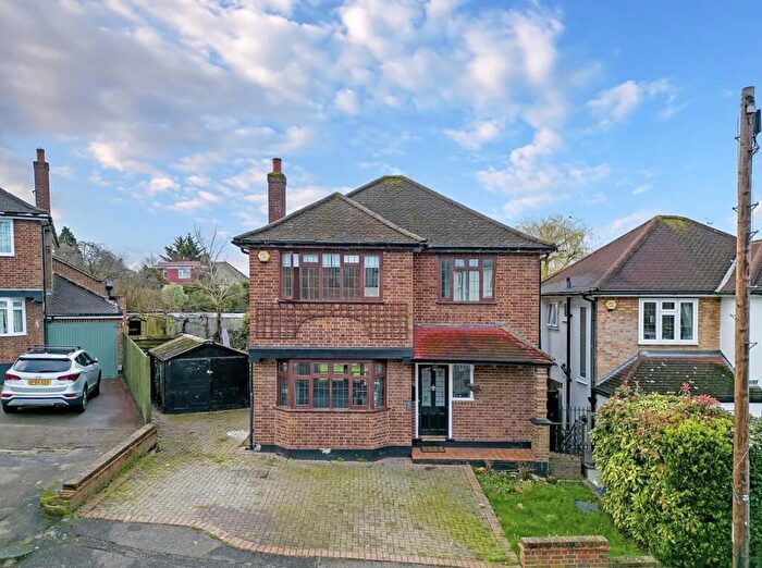3 Bedroom Detached House For Sale In Dacre Close, Chigwell, IG7