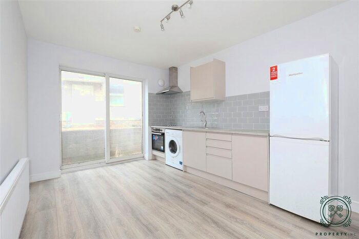 2 Bedroom Flat To Rent In The Avenue, London, E4