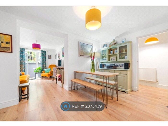 2 Bedroom Flat To Rent In East Dulwich / Peckham Rye, London, SE22