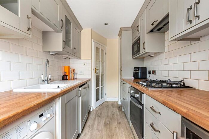 2 Bedroom Flat To Rent In St. Leonards Court, East Sheen, SW14