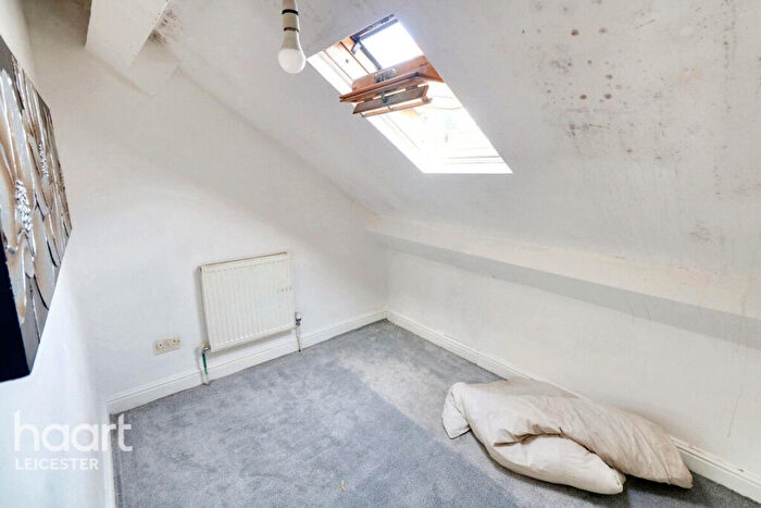 4 Bedroom Semi-Detached House For Sale In Huntingdon Road, Leicester, LE4