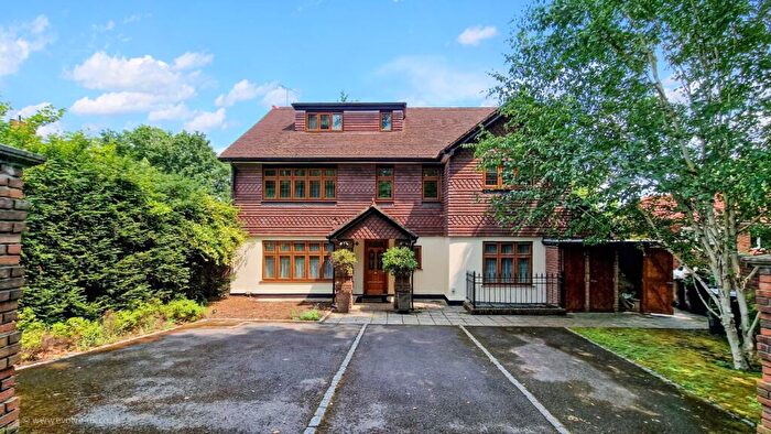 3 Bedroom Flat For Sale In Woodlands Close, Gerrards Cross, Buckinghamshire, SL9