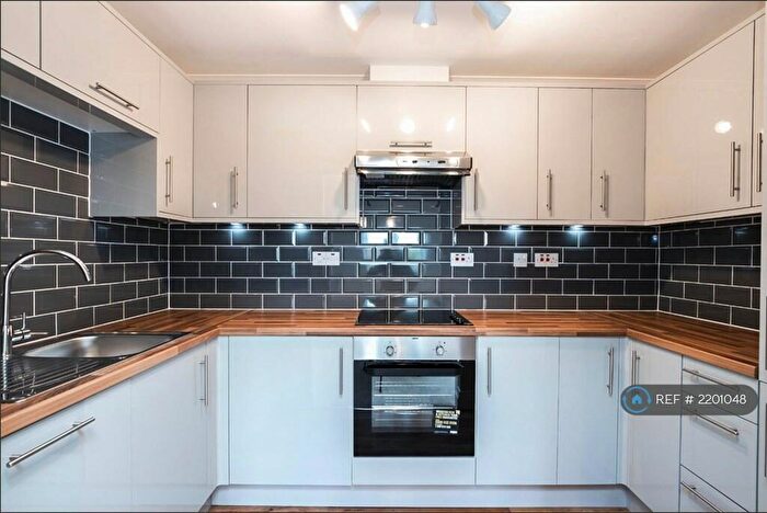 2 Bedroom Flat To Rent In Carlton House, Loughton, IG10