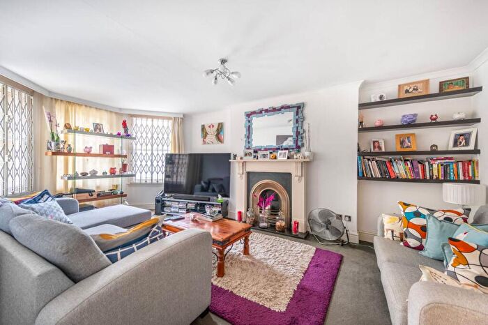2 Bedroom Flat For Sale In Christchurch Avenue, Brondesbury, London, NW6