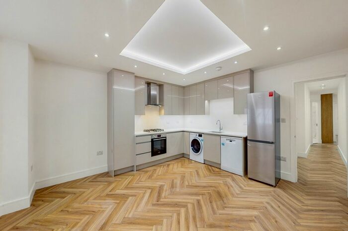 3 Bedroom Flat To Rent In Mattock Lane, Ealing, W5