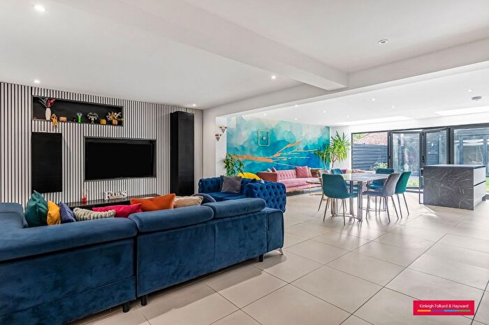 3 Bedroom Property To Rent In The Vale, London, NW11