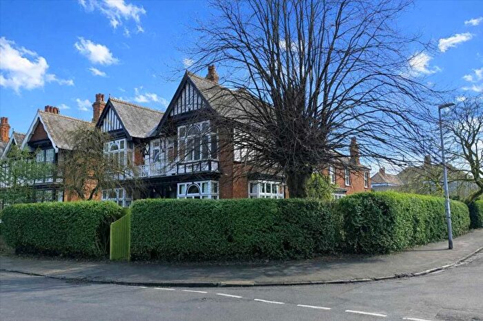 5 Bedroom Semi-Detached House For Sale In Park Drive, Grimsby, DN32