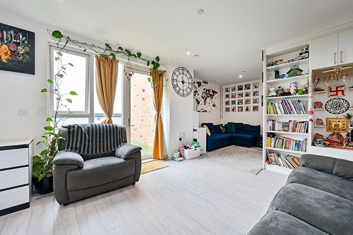 3 Bedroom Flat For Sale In Silverhall House, D Alexandra Road, Hounslow, TW3
