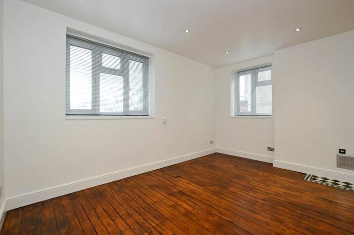 Flat To Rent In Albion Road, Stoke Newington, N16