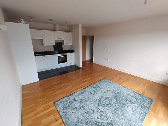 2 Bedroom Flat To Rent In School Street, Willenhall, Wolverhampton, West Midlands, WV13